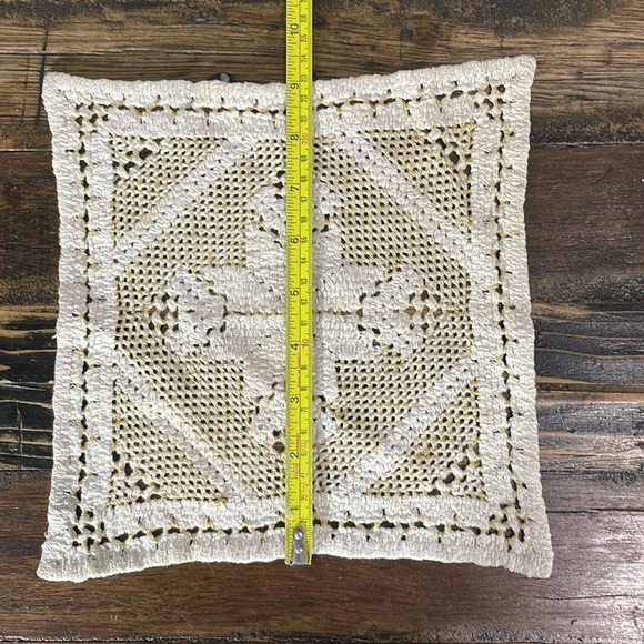 Hardanger doily in cream and gold. Beautiful hand crafted piece vintage - Picture 14 of 17